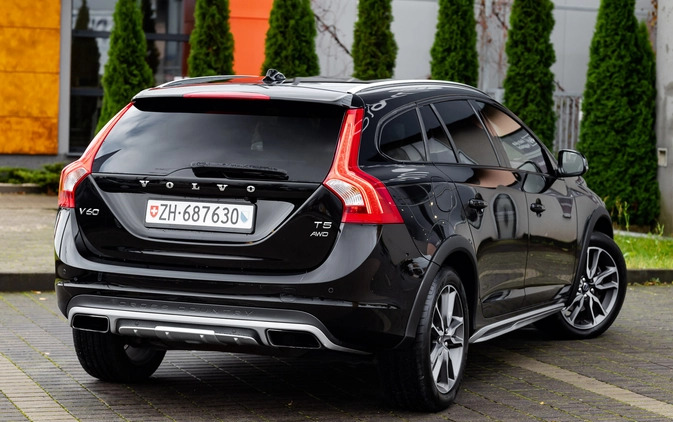 Volvo V60 Cross Country cena 87500 przebieg: 155000, rok produkcji 2015 z Suchedniów małe 781